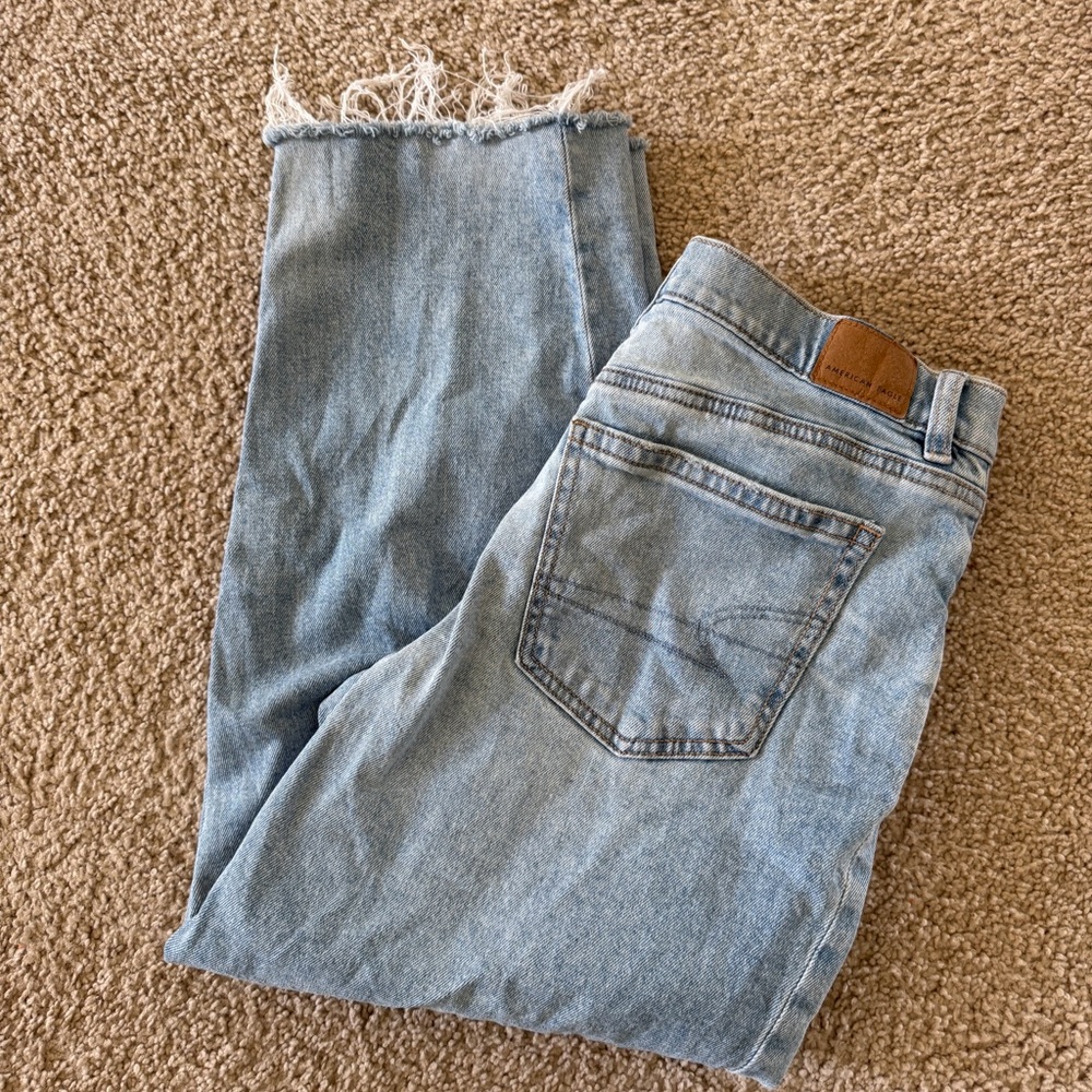 American Eagle Light Wash Women’s Barrel Jeans w/ Frayed Hem 4S